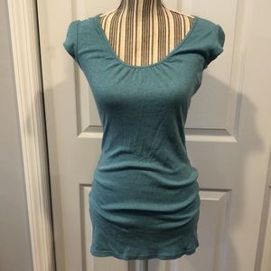 Keyhole open back long tee
